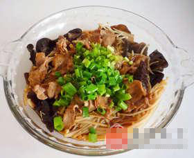 金针菇木耳蒸牛肉的做法