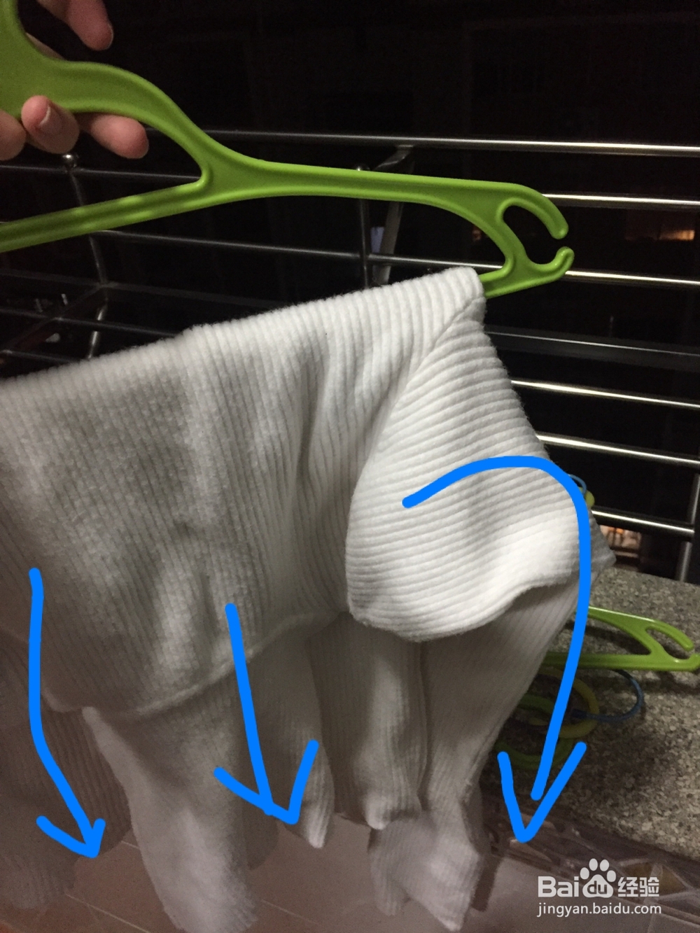 衣服洗完之后怎么晾才不会变形褪色