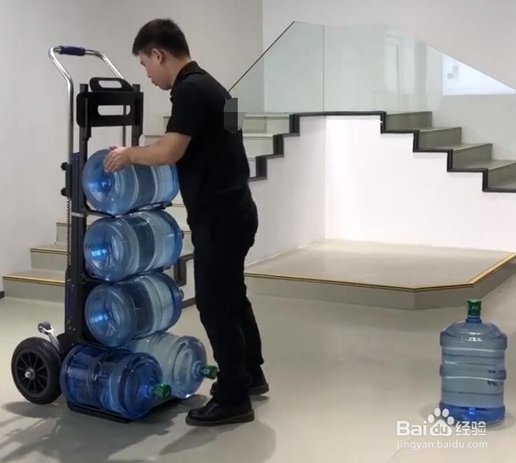 怎样搬运桶装水方便