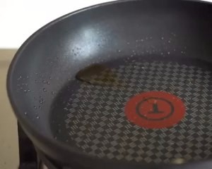在家制作三文鱼鸡蛋青瓜寿司