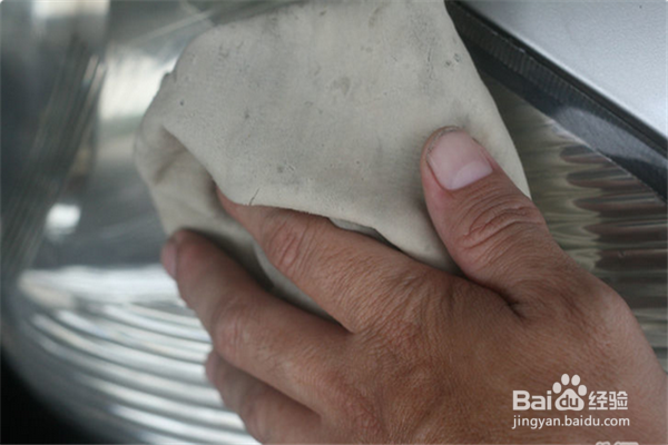 汽车大灯模糊了如何修复？