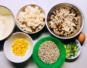 教你怎么做猴头菇白玉菇蟹味菇蛋汤