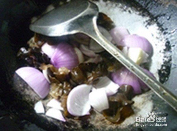 如何制作黑木耳洋葱炒荷叶蛋