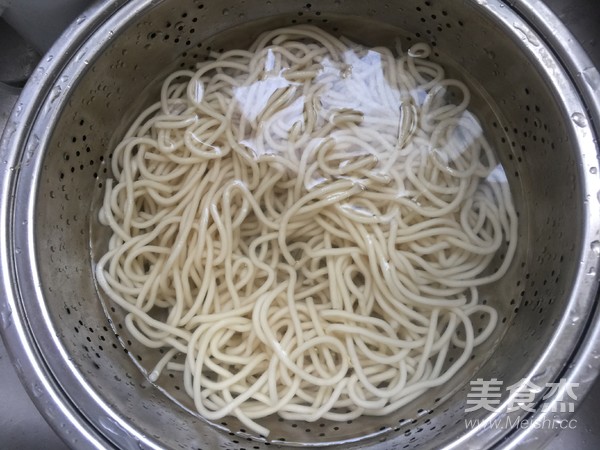 酱油炒面的做法