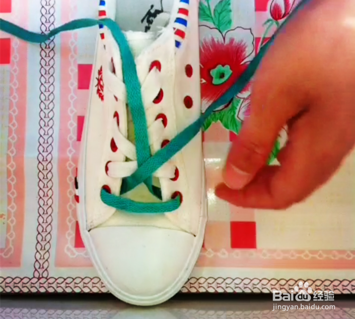 时尚鞋带系法——双色交叉法
