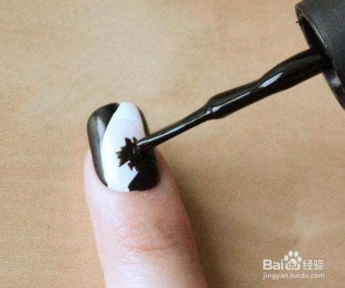 时尚的黑白泼墨美甲