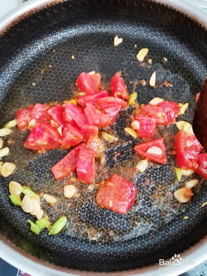 西红柿金针菇豆皮汤的做法