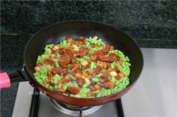 五花肉腊肠豇豆焖饭