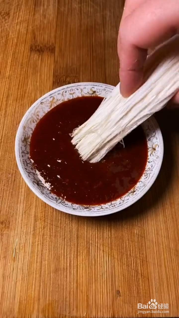 如何自制美味好吃的青椒包金针菇