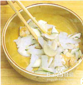 椒油香辣口蘑蹄筋制作过程简介