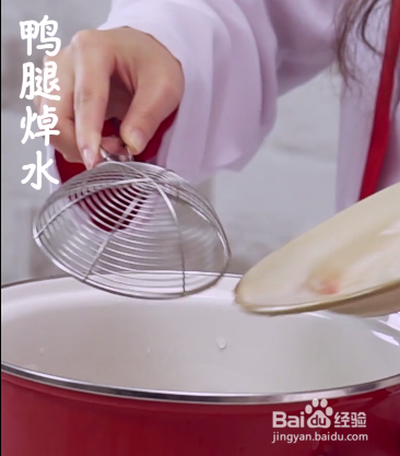 在家自己制作啤酒鸭。