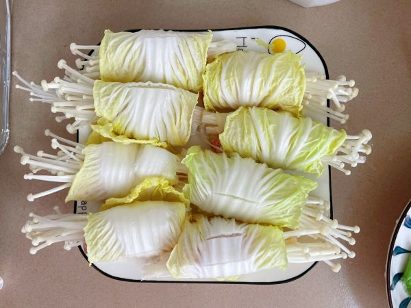 蒜蓉娃娃菜金针菇肉卷