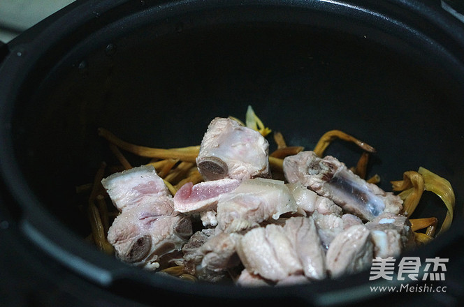 金针菜炖五花肉