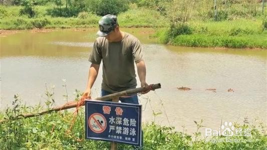 用竹竿救落水者应该如何做