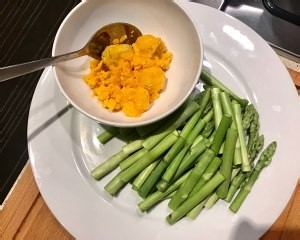 蛋炒芦笋的做法