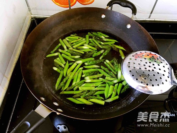 果仁拌芦笋的做法