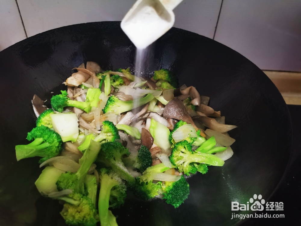 蘑菇炒西兰花的做法