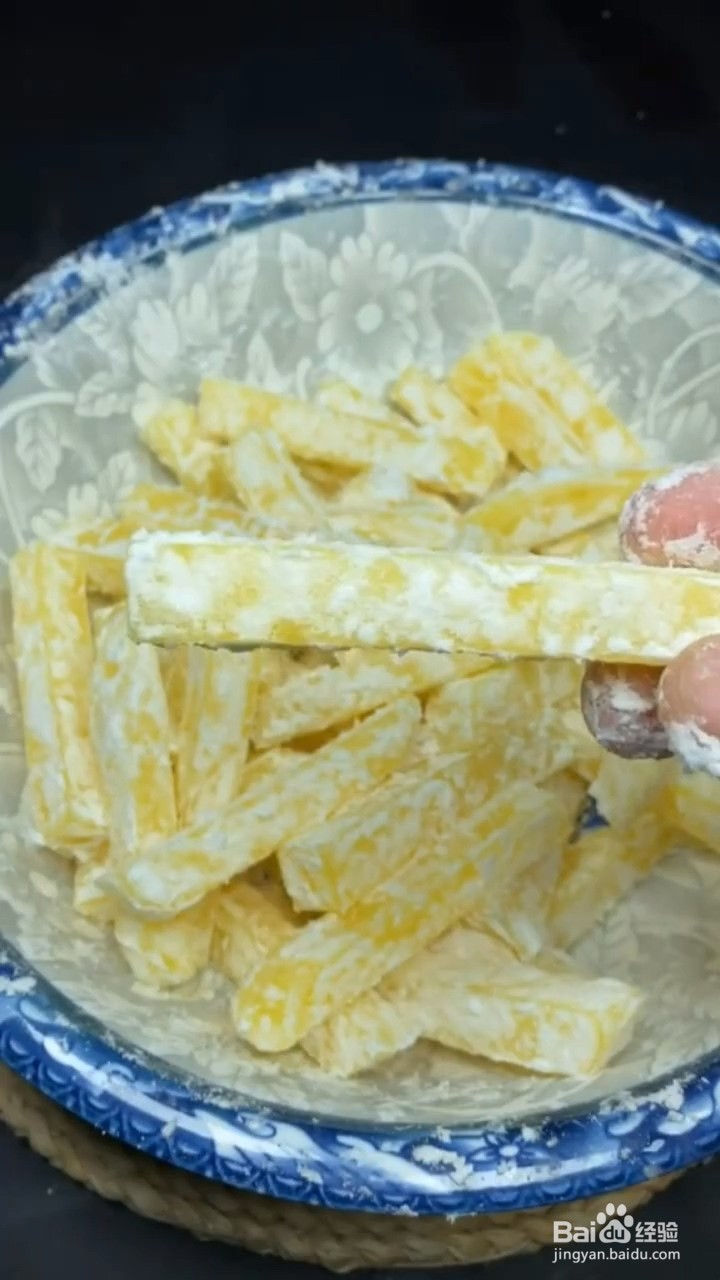 如何制作东北土豆酱汁条？