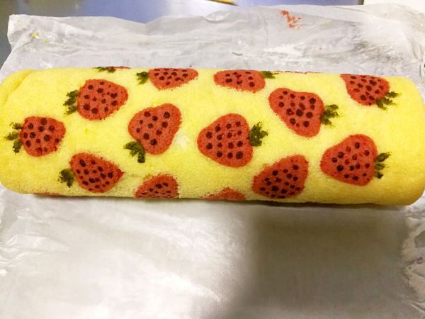 彩绘草莓蛋糕卷