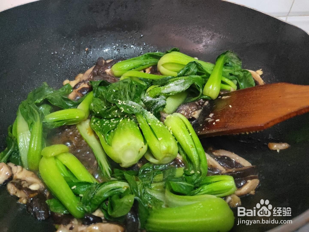 香菇青菜到底是先放青菜还是先放香菇呢?