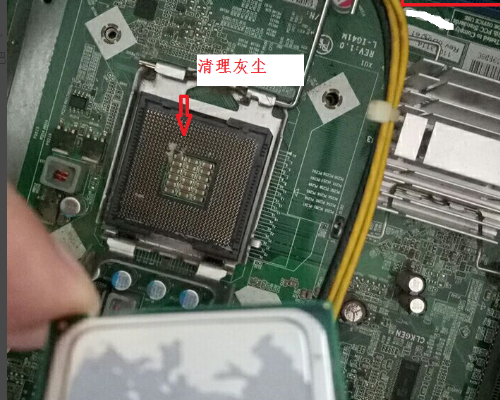 cpu风扇两边摁的怎么拆，如图