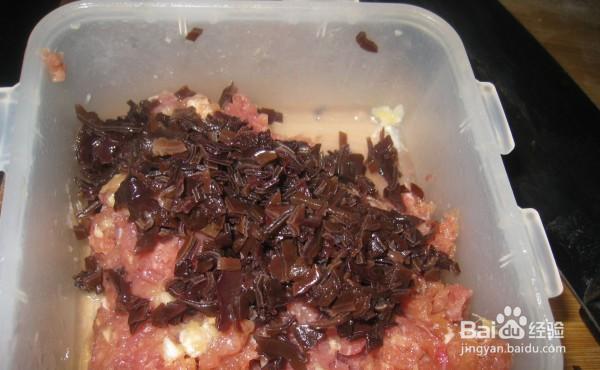 一步步做馋嘴的黑木耳瘦肉春卷