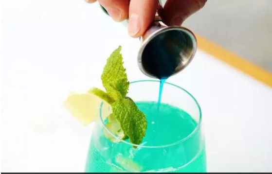 鸡尾酒怎么调，要呈蓝色的