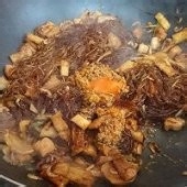 制作海皇蟹黄干捞粉丝煲