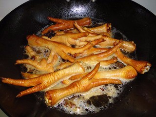 鲜嫩酱味鸡爪