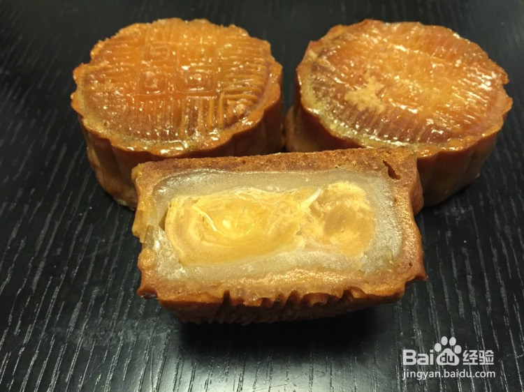 莲蓉蛋黄月饼的做法