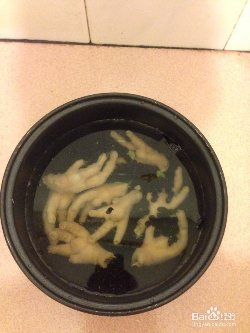 强肾抗皱美容汤：鸡爪黑豆汤