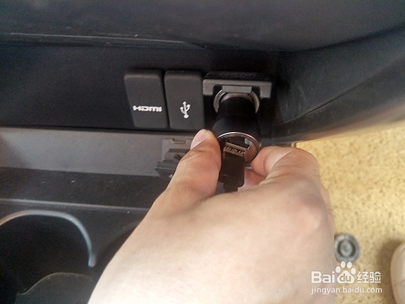 锋范加装圆盾K11车载无线充安装操作