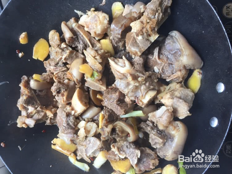 羊蝎子炖萝卜的做法