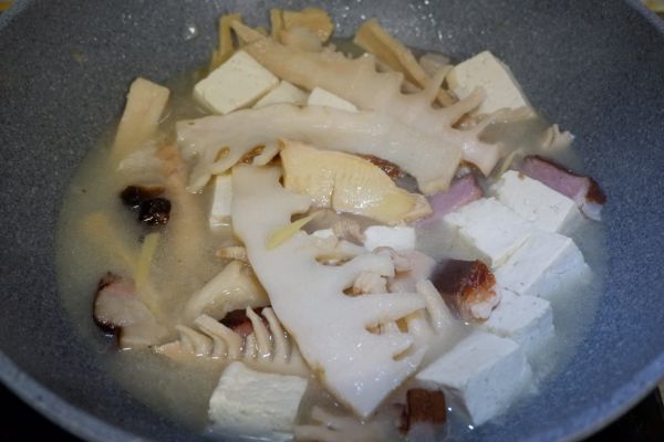 笋干腊肉炖豆腐