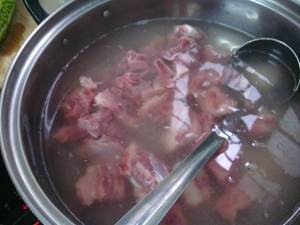 养生食补苦瓜排骨汤的做法