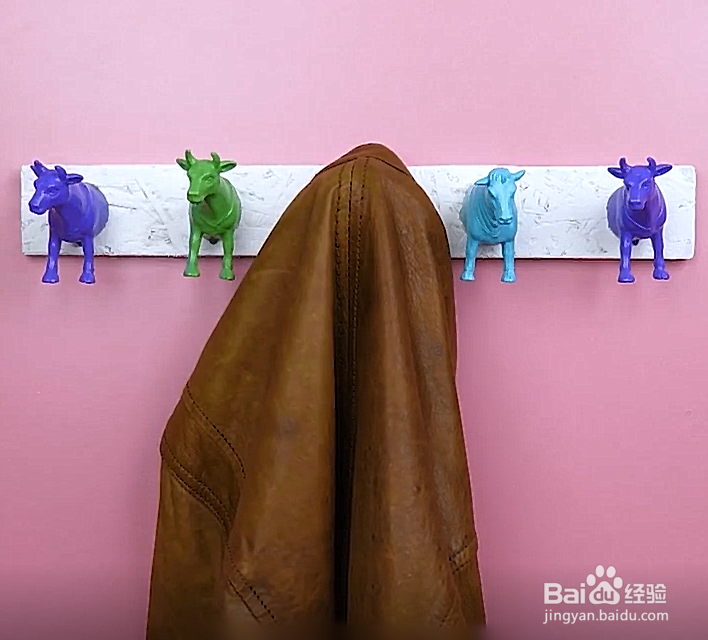如何用动物玩具做个艺术衣钩呢
