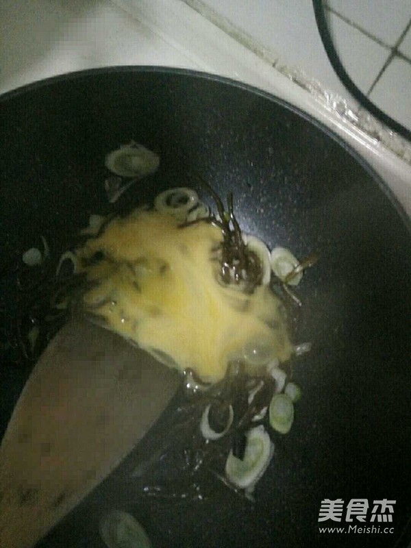 咸菜炒鸡蛋的做法