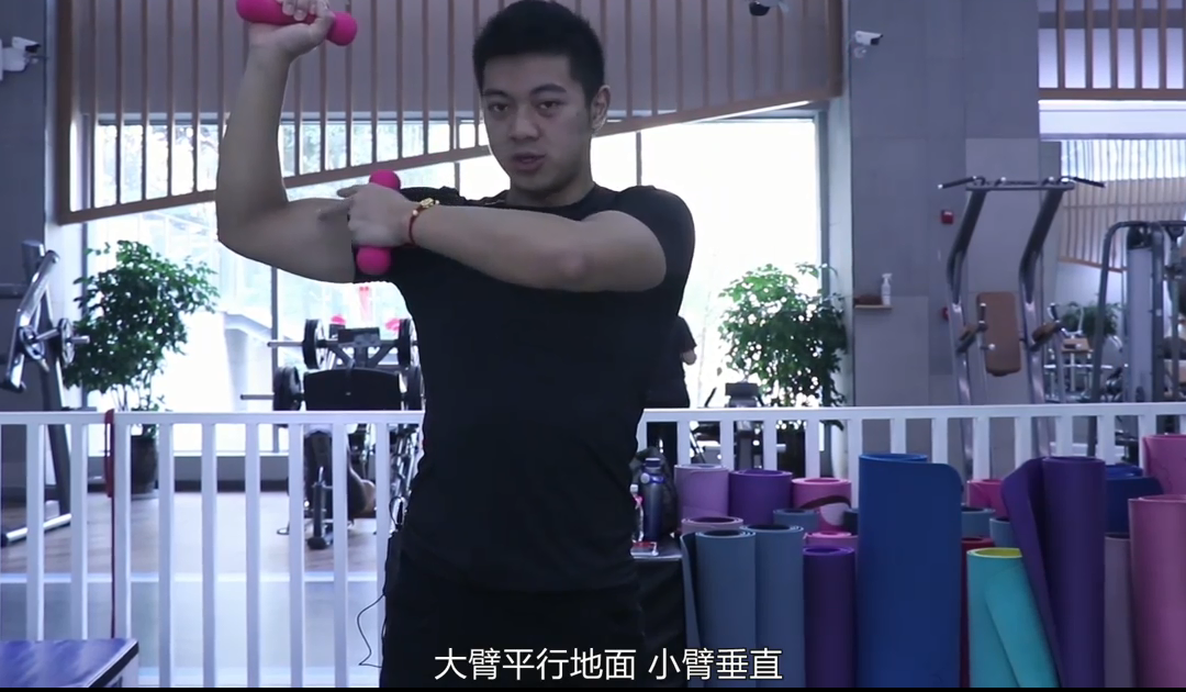 哑铃肩部热身动作教学，增强训练效果