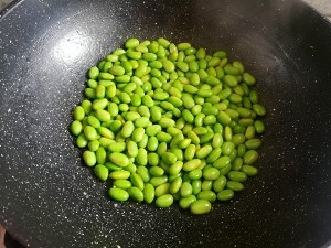养生食补毛豆炒鸡蛋的做法