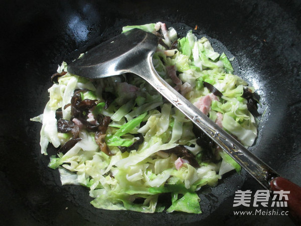 黑木耳咸肉炒圆白菜
