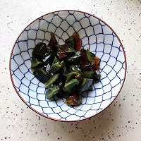 怎么做好吃的酱拌香椿皮蛋豆腐？