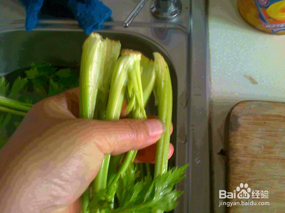怎样做好炒旱芹菜地瓜粉的备料
