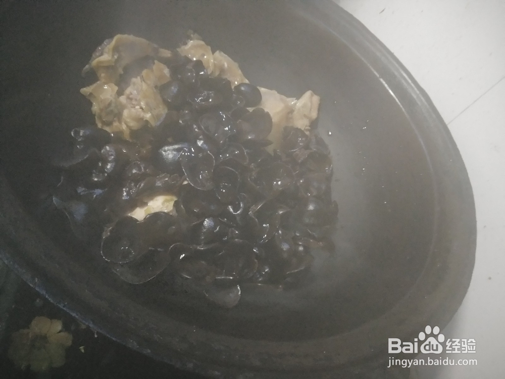 黑木耳炖仔鸡