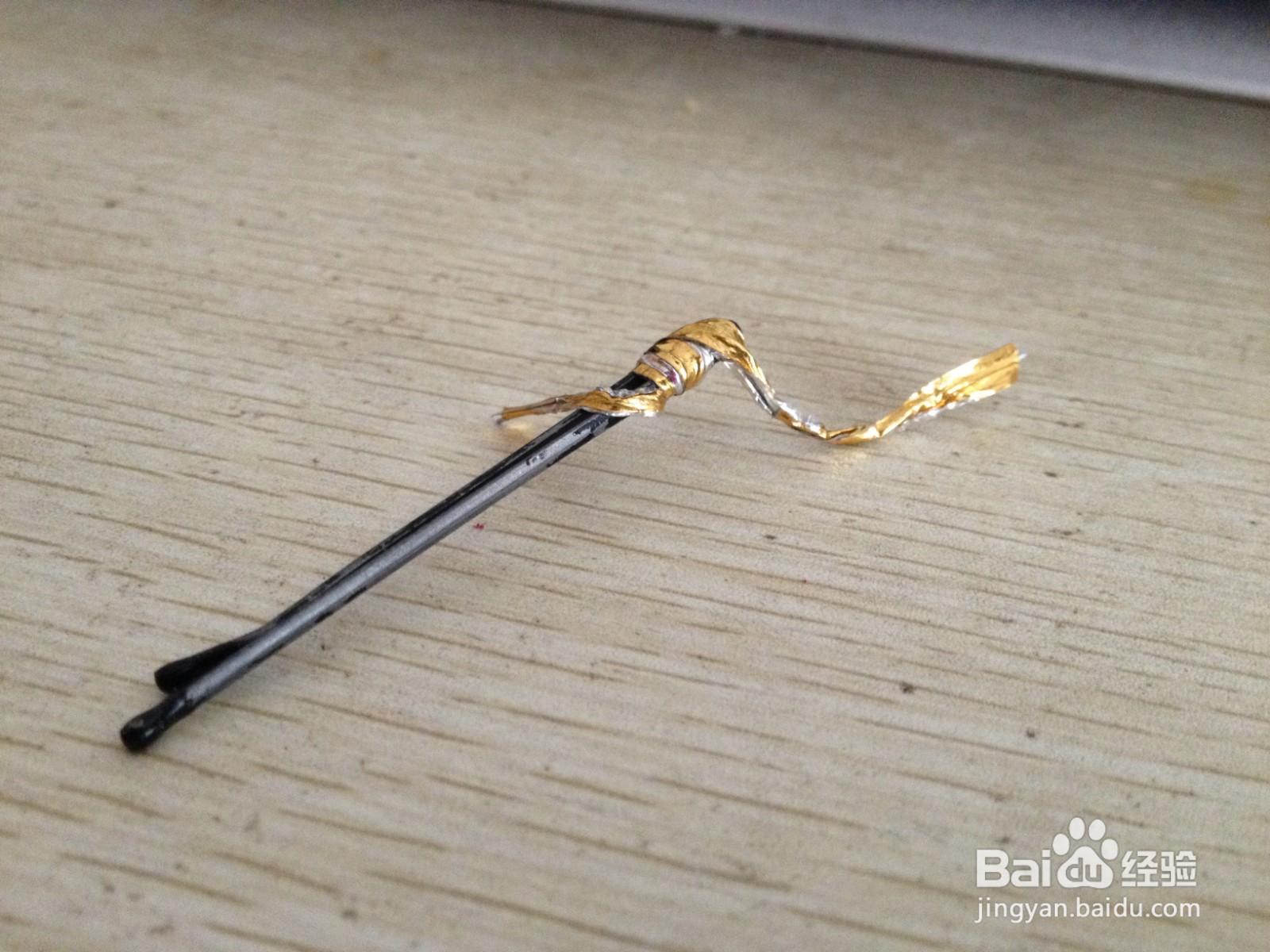 如何用面包袋绑绳和发卡做简易的钢笔的支架