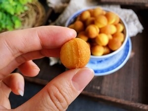 超松软迷你蛋糕球，无需烤箱一口一个