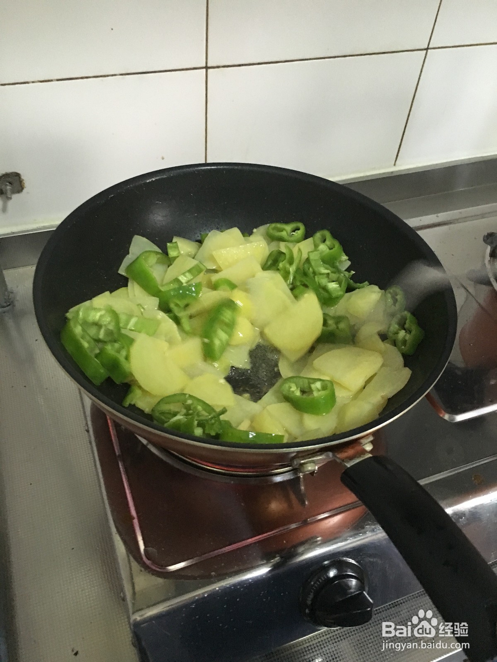 如何做家常土豆炒青椒。