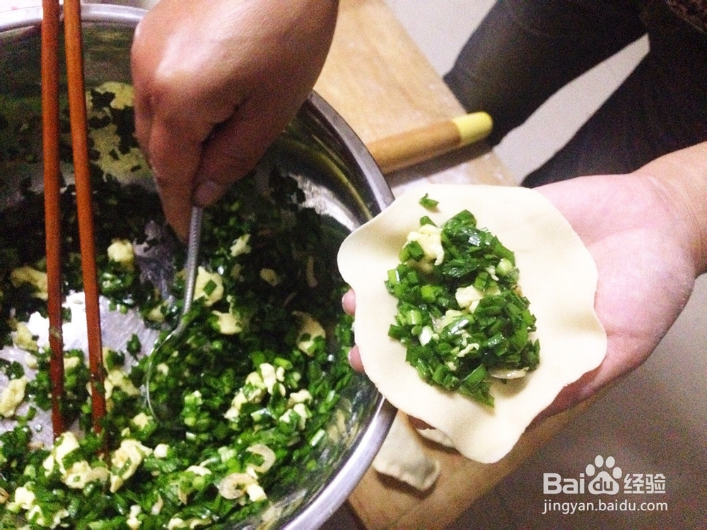 美味的韭菜鸡蛋虾皮盒子