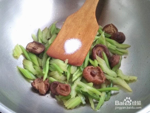 香菇和芹菜怎么做简单又好吃？