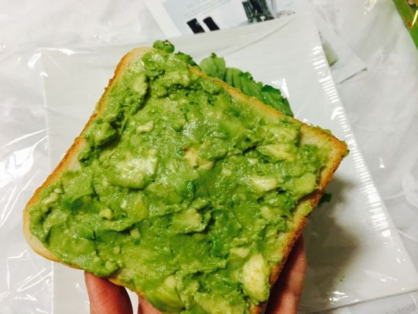 牛油果鸡蛋火腿三明治