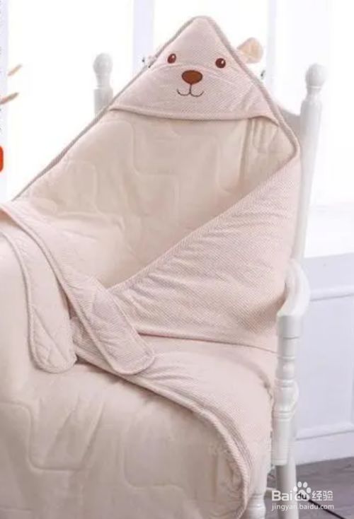 生活/家居 > 生活常识  4 完成包裹  将右侧的被角掀起覆盖到左侧被子